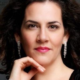 Pamela Flores 飾演 Sara / Stella Díaz Varín