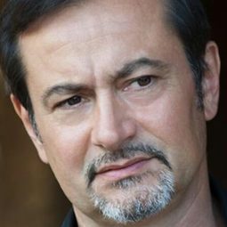 Simone Colombari - 巴治奧：神奇小馬尾演員 飾演dirigente con i baffi