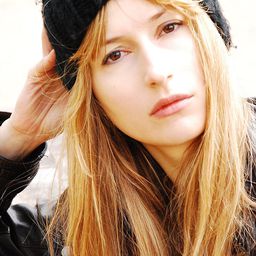 Fani Kolarova 飾演 The woman in the fur coat