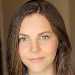 Kaitlyn Dias 飾演 Riley Andersen (voice)