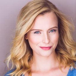 Suzanne Lenz - Yes, God, Yes演員 飾演Young Nun