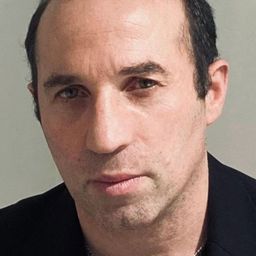 Dimitrios Pantos 飾演 Joe