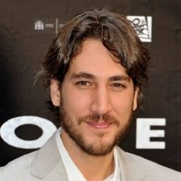 阿爾貝托・阿曼 飾演 Mariano Saravia