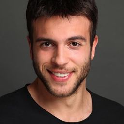 肯南·阿卡 飾演 Fırat