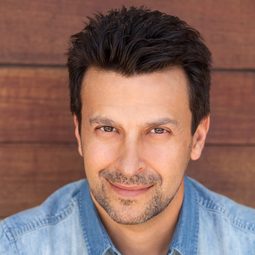 Michael Perl 飾演 Robert