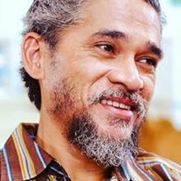 Gilbert Pattiruhu 飾演 Johan