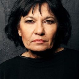 Özay Fecht 飾演 Seniha