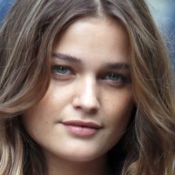 路易絲·葛林柏 飾演 Louise, student