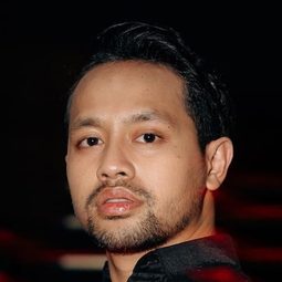 Bukie B. Mansyur 飾演 Tohar