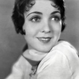 Lila Lee 飾演 Elinor