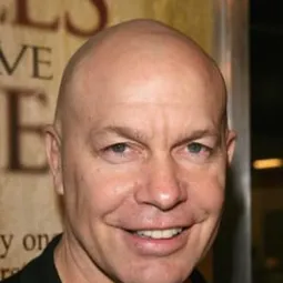 Michael Bailey Smith 飾演 Donovan