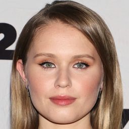 伊麗莎史格倫 - 小婦人演員 飾演Beth March