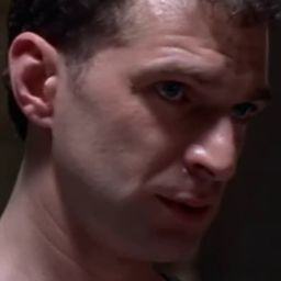 Mark Saunders 飾演 Waiter