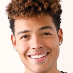 Víctor Varona 飾演 Lion