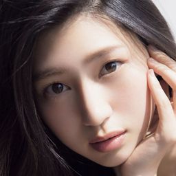 是永瞳 飾演 Takasugi Karen