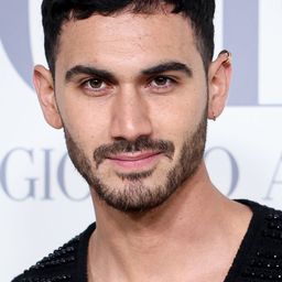 Alejandro Speitzer 飾演 Carlos Armas