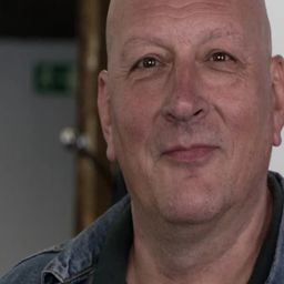 Luis Bajo 飾演 Chester (voice)