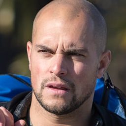 Mathieu Lardot - Shakira演員 飾演Police #1