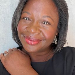 Candace Smith 飾演 Pedestrian Woman