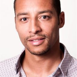 Nathan Dellemme 飾演 Restaurant server