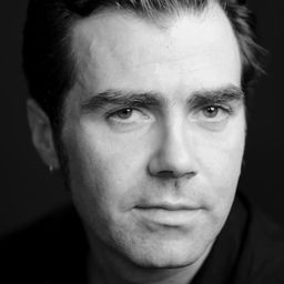 Patrick Ryan - 感覺演員 飾演Karl