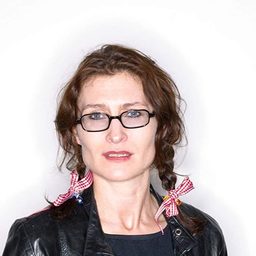 Jessica Nilsson 飾演 The Teacher