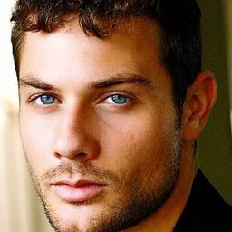 Gino Anthony Pesi 飾演 Harris