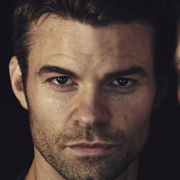 丹尼爾·吉利斯 - 無人諦聽演員 飾演Dirk Mettcalfe