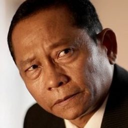 Harun Salim Bachik 飾演 