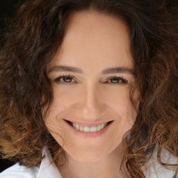 Ilire Vinca Celaj 飾演 Katrina