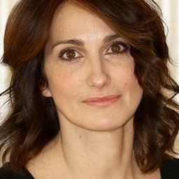 Lorenza Indovina 飾演 Lina Fava