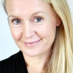 Arabella Arnott 飾演 Leah