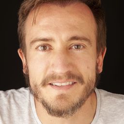 Edmundo Rosa - 停不了的節奏演員 飾演L'homme du hangar