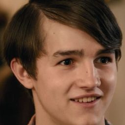 Tommy Knight 飾演 Luke Smith