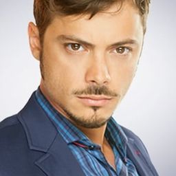 Tomás Fonzi 飾演 Martín