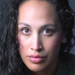 Ria Paki - 菲娜：土地抗爭之母演員 飾演Nina