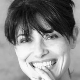 Valentina Sperlì 飾演 Charlotte