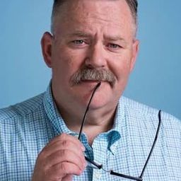 Tim Hooper 飾演 Charles Cooper, Office Manager