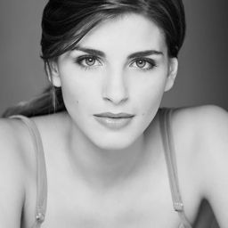 Lorena Mateo 飾演 Amiga 2