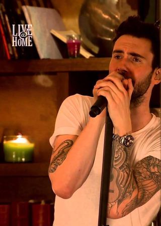 《Maroon 5 - Live@Home》電影海報