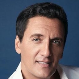 Dany Brillant 飾演 Michel - le chauffeur et factotum de Léa