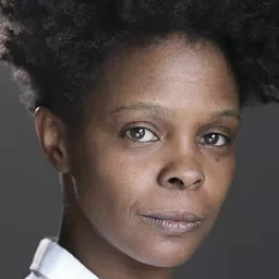 Faith Edwards 飾演 Doctor