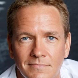 Vincent Kucholl 飾演 Jonas Bornand