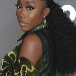 貝弗莉·娜婭 飾演 Lola