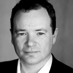 Chris Carey 飾演 Guard