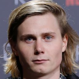 莫維茲·楊 飾演 Bodo Renner