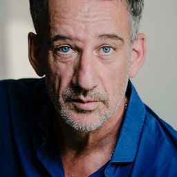 Heio von Stetten 飾演 Graf Alexander von Schönberg