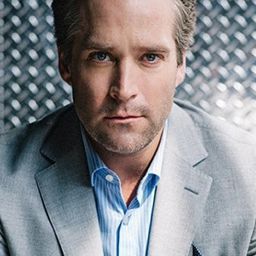 Tyler Hollinger 飾演 Naked / Spurious Actor