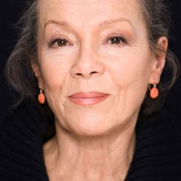 克莉絲塔·史戴德勒 飾演 Omi