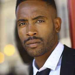 Stanley White Jr. 飾演 Sanshi (performer)